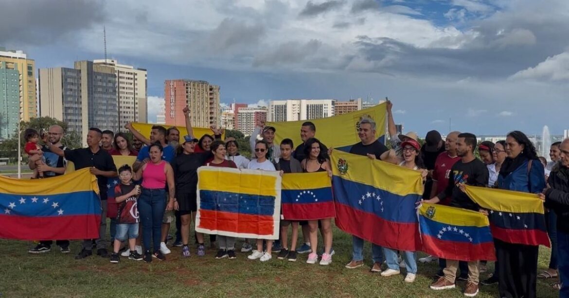 venezuelanos-fazem-ato-em-brasilia-para-comemorar-captura-de-maduro