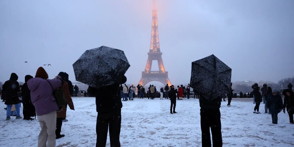 onda-de-frio-na-europa:-na-franca,-forte-nevasca-cobre-paris-de-branco