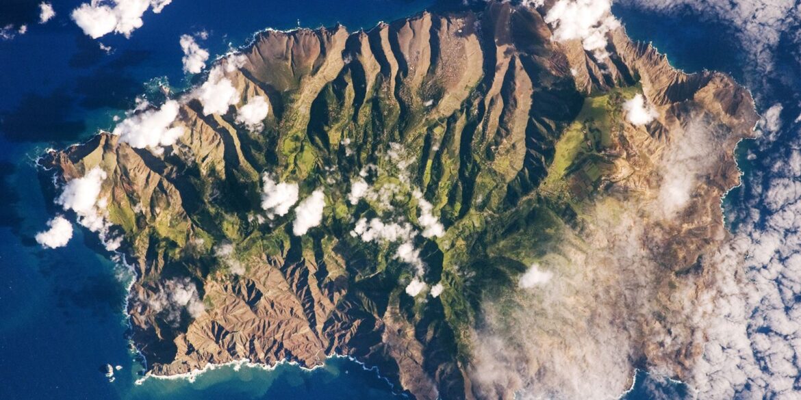 ilha-no-meio-do-atlantico-esta-isolada-com-fechamento-de-aeroporto