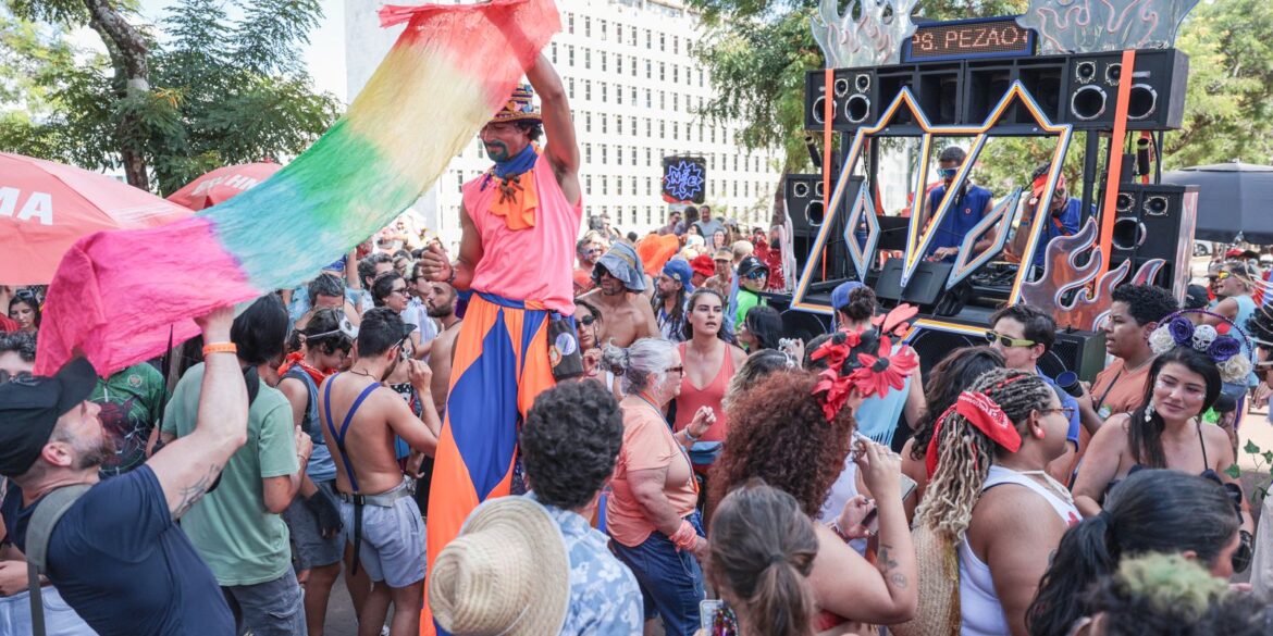 bloco-aparelhinho-celebra-15-anos-de-carnaval-em-brasilia